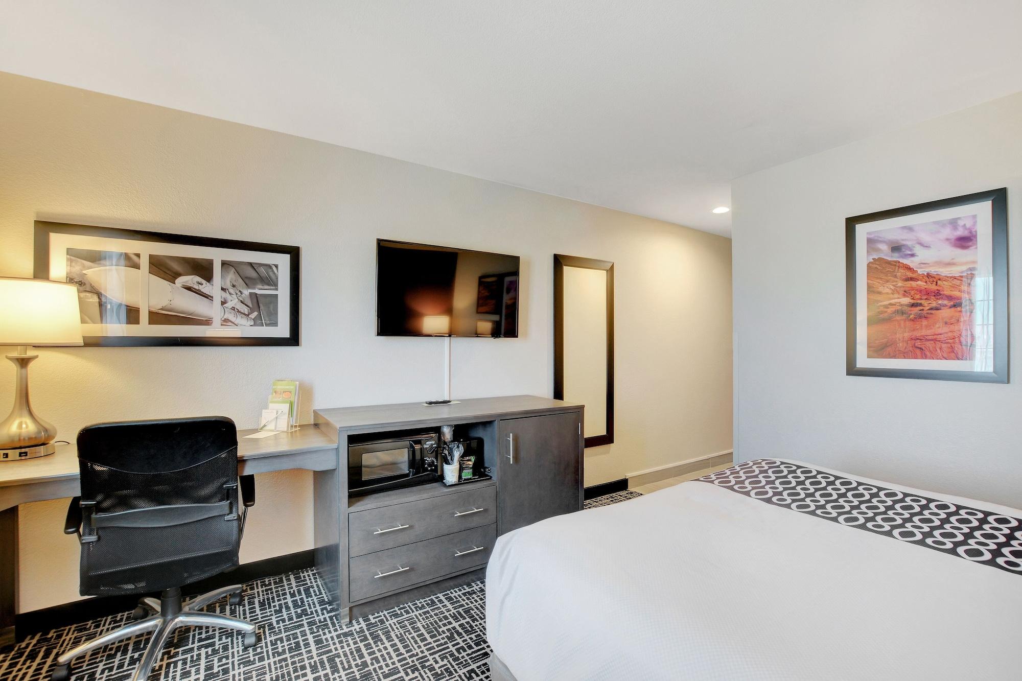 La Quinta Inn & Suites By Wyndham Las Vegas Nellis Extérieur photo