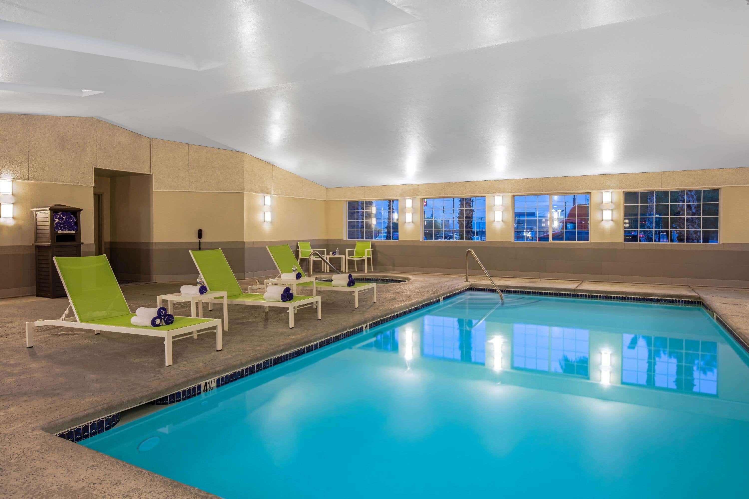 La Quinta Inn & Suites By Wyndham Las Vegas Nellis Extérieur photo
