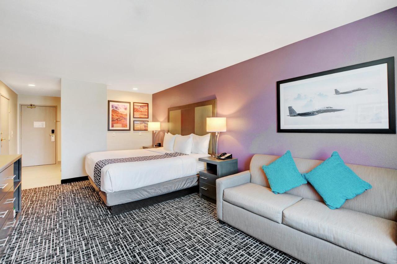 La Quinta Inn & Suites By Wyndham Las Vegas Nellis Extérieur photo